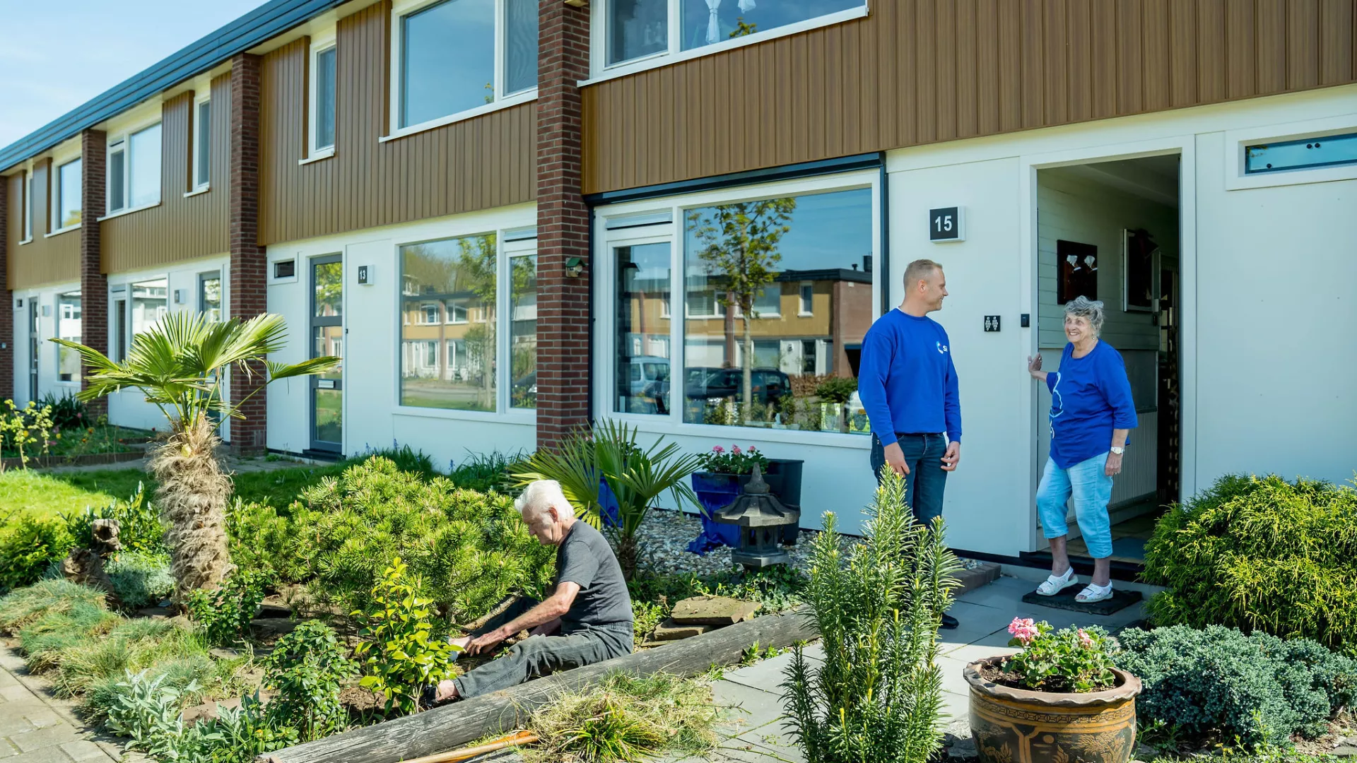 Een medewerker van Sité maakt een praatje met een huurder