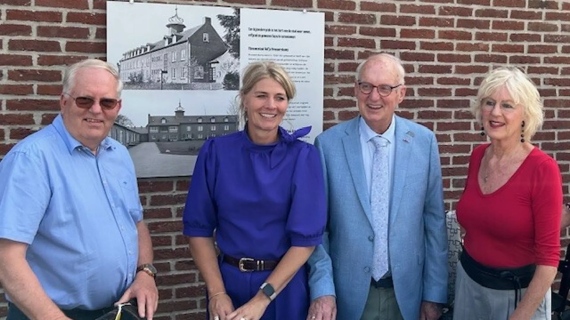 Saar Veneman en Nienke Gerridzen (BAM Wonen) knallen bloemenconfetti