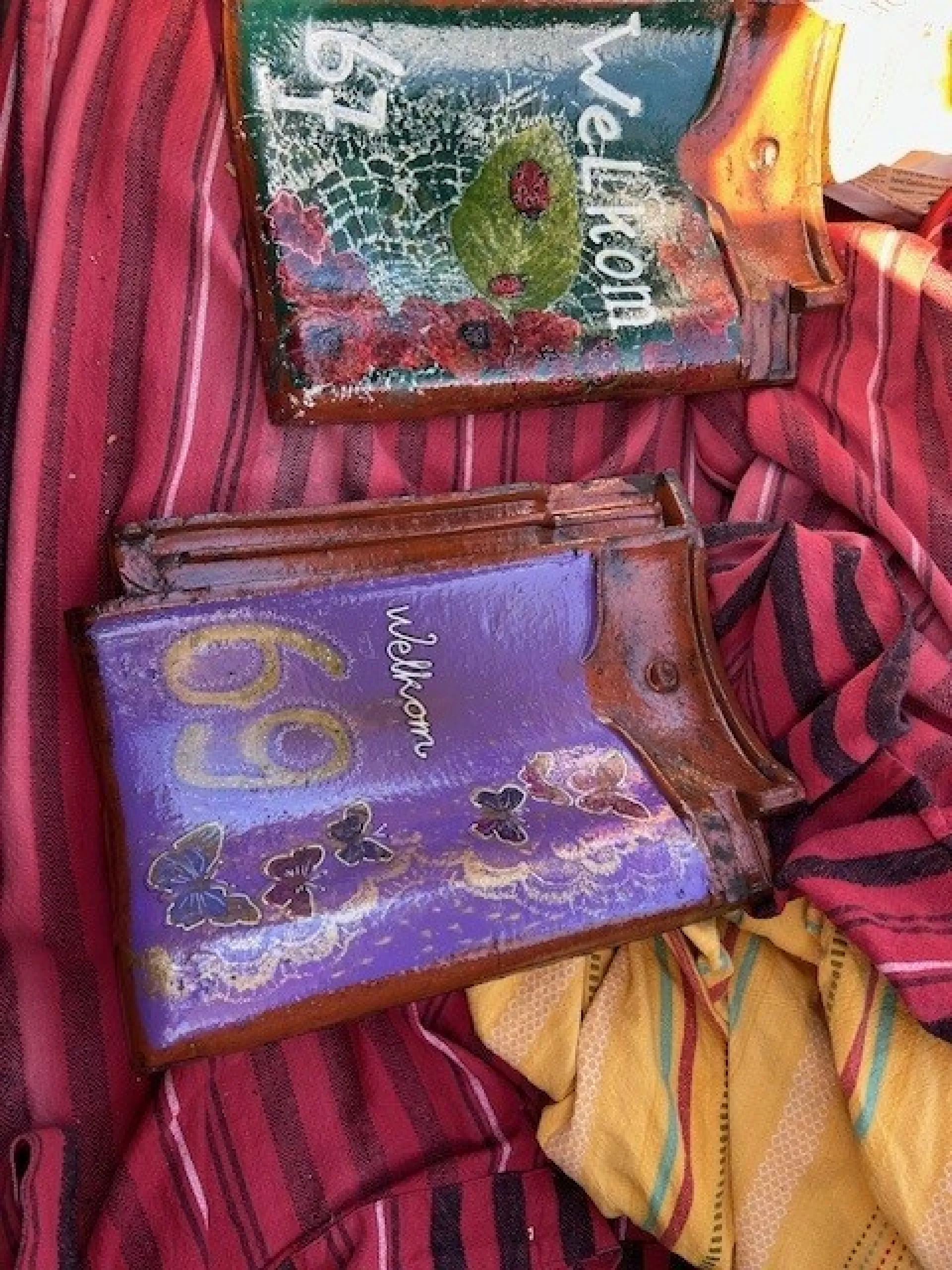 De kleurrijke dakpannen die huurders ontvingen.