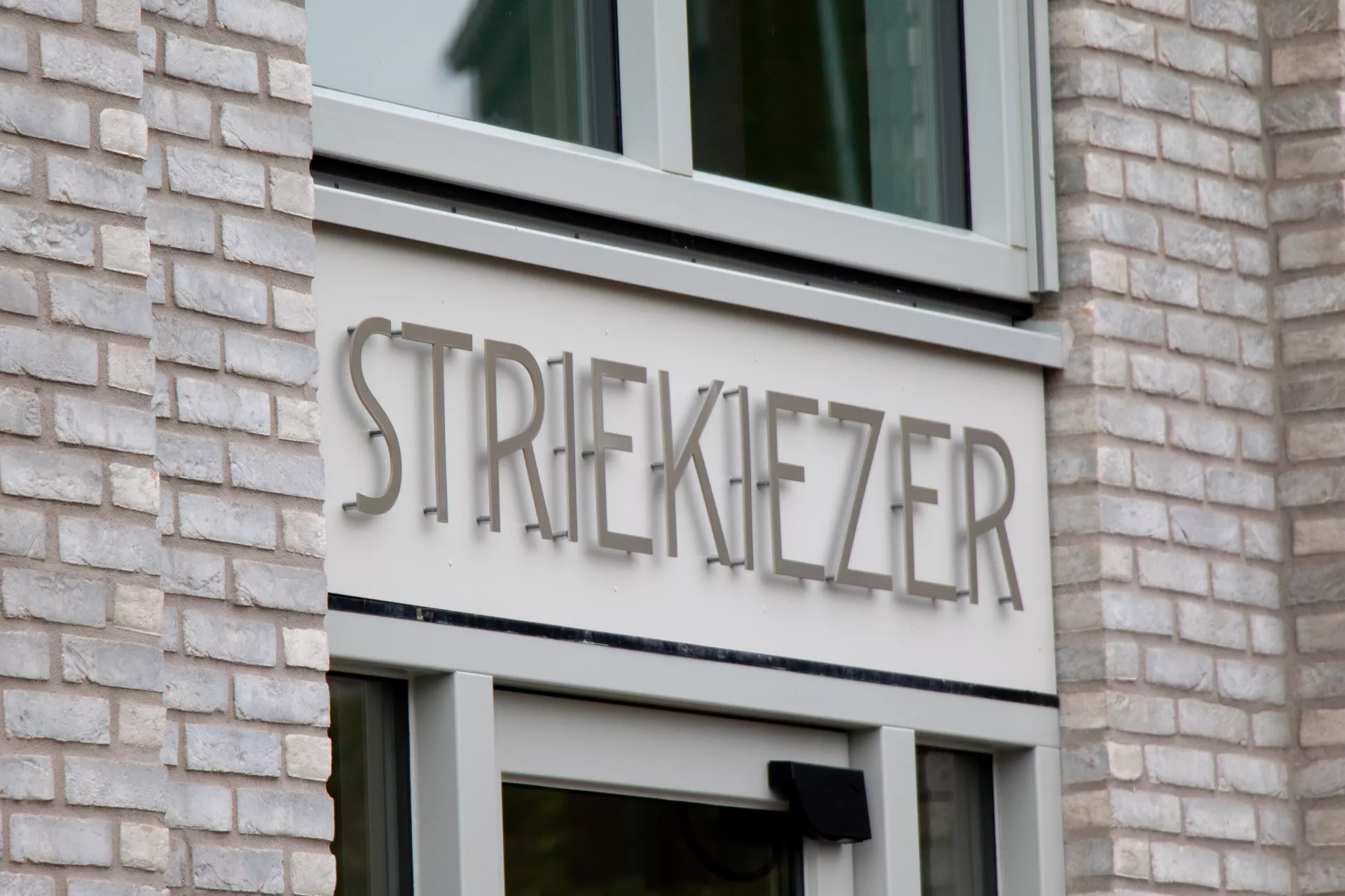 Op de gevel siert de naam die verwijst naar de geschiedenis van deze plek.