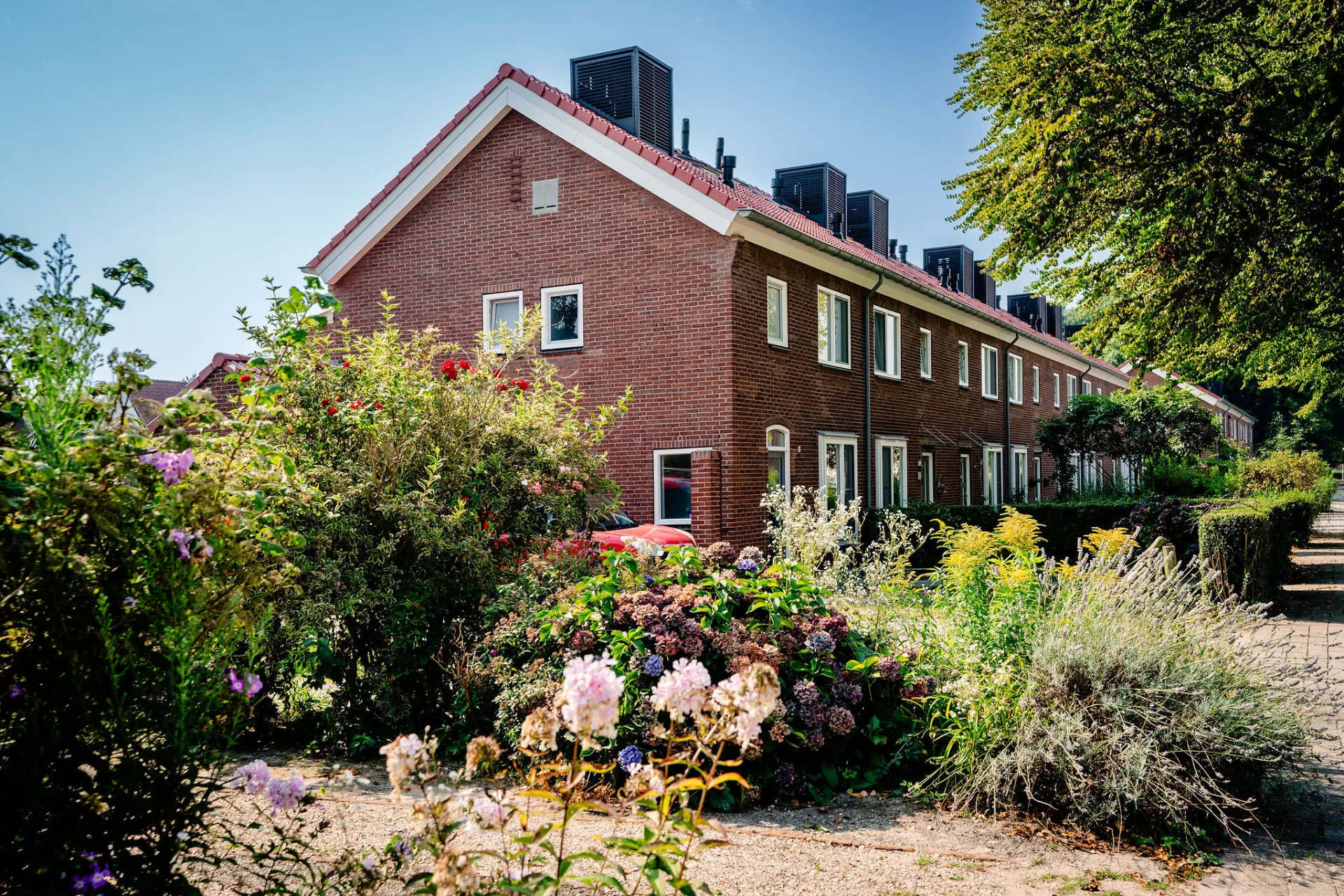 Woonblok met kleurrijke tuin ernaast