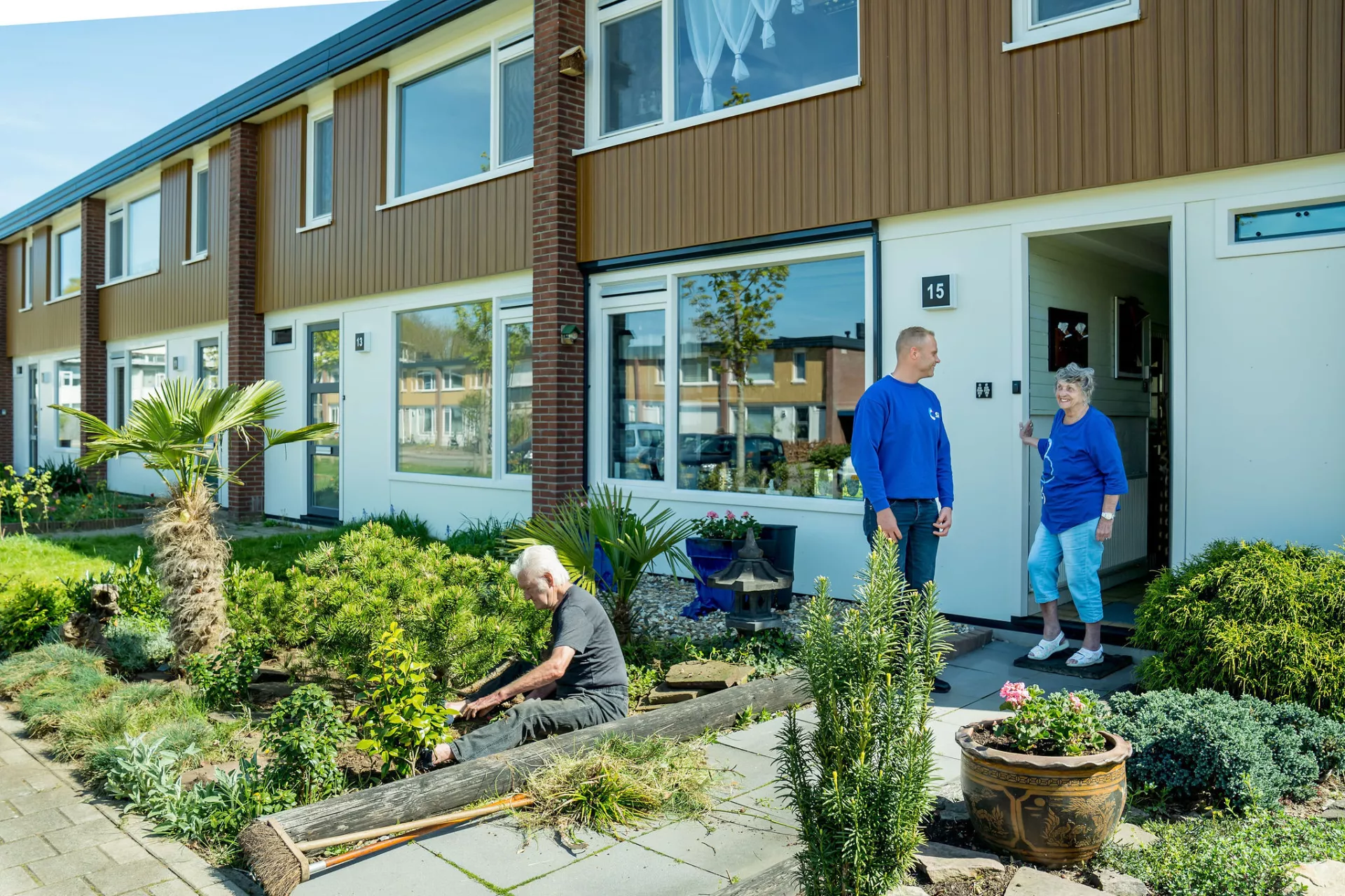 Een medewerker van Sité maakt een praatje met een huurder