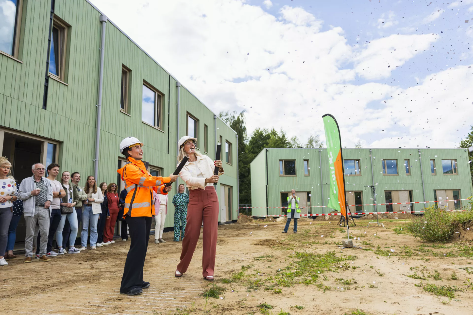 Saar Veneman en Nienke Gerridzen (BAM Wonen) knallen bloemenconfetti