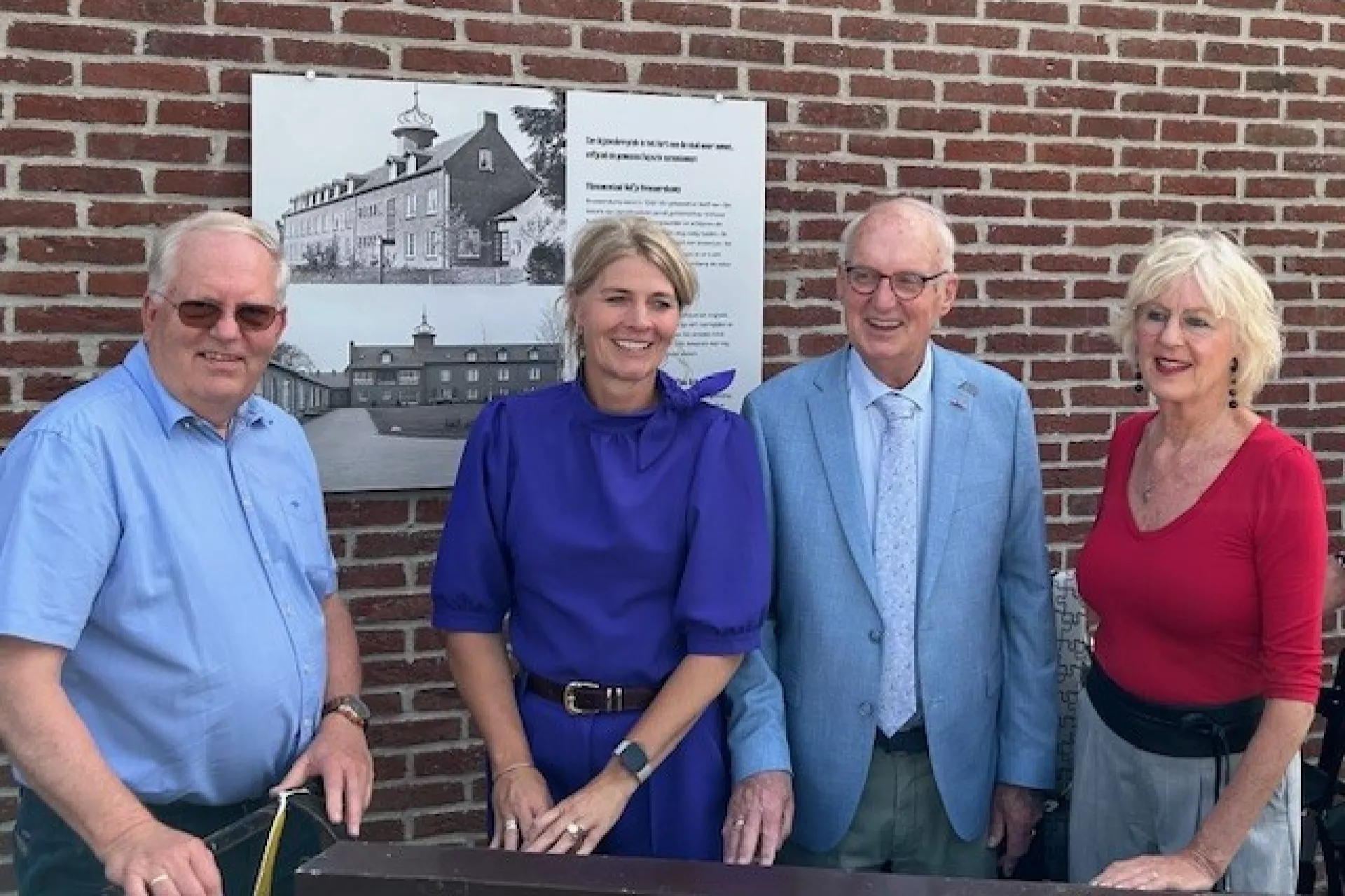 Saar Veneman en Nienke Gerridzen (BAM Wonen) knallen bloemenconfetti
