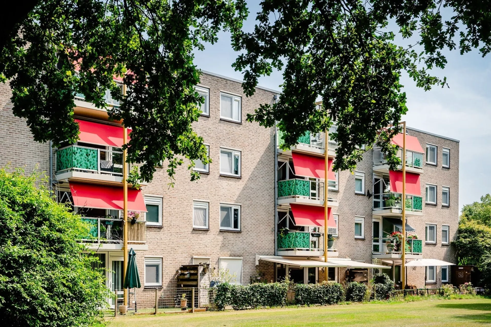 Appartementen Rode Kruisplein Doetinchem met zonwering om de warmte buiten te houden.